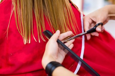 Küçük kız saçı..