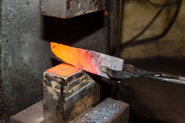 Erimiş metal dövme. Yapma bıçaklar.