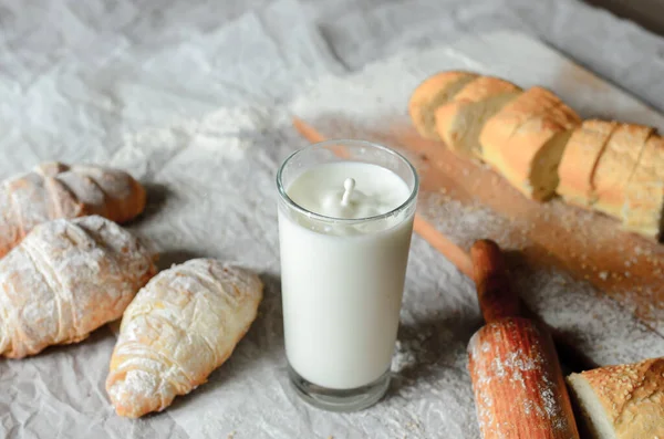 Stillleben Von Milch Und Brotprodukten — Stockfoto
