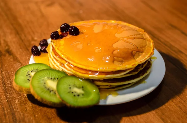 Leckere Pfannkuchen Mit Honig Kiwi Und Beeren — Stockfoto