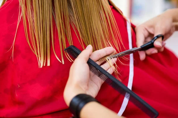 Tailler Les Cheveux Dans Salon Beauté Bébé — Photo