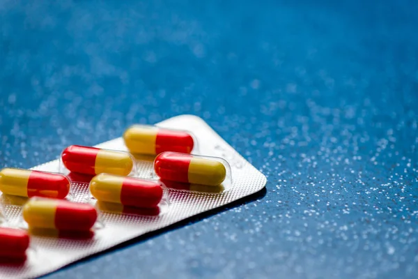 医薬品抗生物質薬青の背景にカラフルな抗菌薬薬 — ストック写真