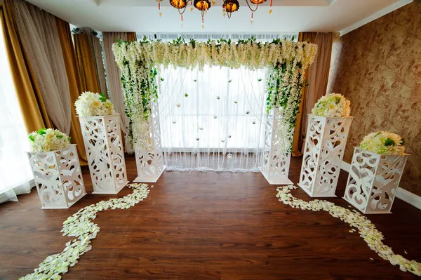Belo Casamento Branco Arco Flores — Fotografia de Stock