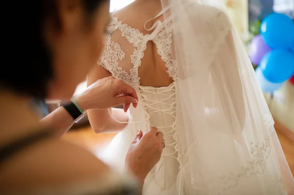 花嫁がドレスを結ぶのを助ける — ストック写真