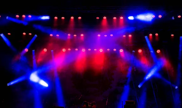 コンサートの前に空のステージ上の光 — ストック写真