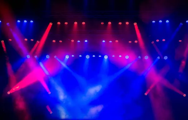 灯光显示 拉瑟表演 夜总会 派对上人们喜欢五颜六色的灯光音乐舞蹈的声音 俱乐部夜灯 派对俱乐部 带烟机和灯 — 图库照片