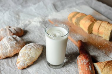 Natürmort süt ve ekmek ürünleri.