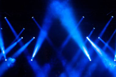 Çok renkli ışıklandırma ekipmanlarıyla ücretsiz sahne.