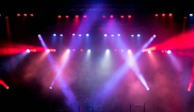 Çok renkli ışıklandırma ekipmanlarıyla ücretsiz sahne.