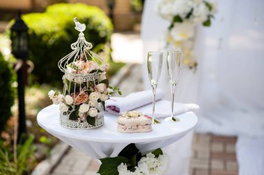 Güzel düğün dekoru ve düğün gözlükleri.