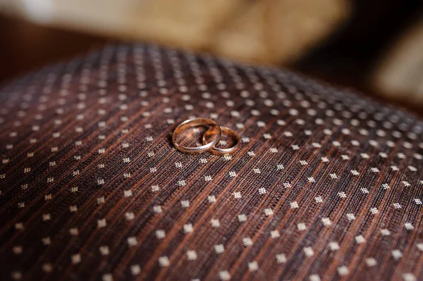 Gold Wedding Rings Brown Fabric — Stock Photo, Image