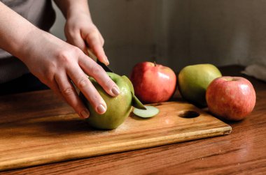 Tahtada dilimlenmiş elmalar.