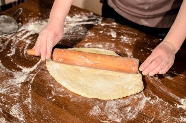 Hamuru yoğuruyorum.