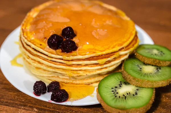 Pancake Lezat Dengan Madu Kiwi Dan Berry — Stok Foto