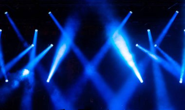 Sahne ışığı, renkli ışıklar ve dumanla.