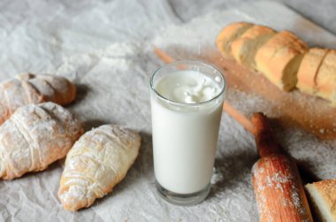 Natürmort süt ve ekmek ürünleri.