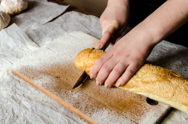 Tahtada dilimlenmiş ekmek..
