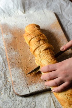Tahtada dilimlenmiş ekmek..