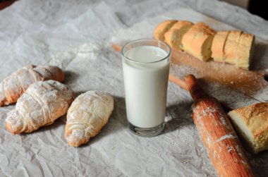 Natürmort süt ve ekmek ürünleri.