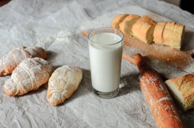 Natürmort süt ve ekmek ürünleri.