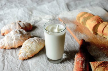 Natürmort süt ve ekmek ürünleri.