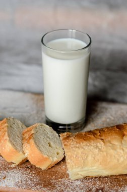 Bir bardak süt ve dilimlenmiş ekmek natürmort.