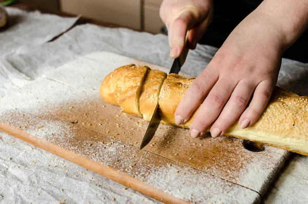 Pão Fatiado Uma Tábua Madeira — Fotografia de Stock