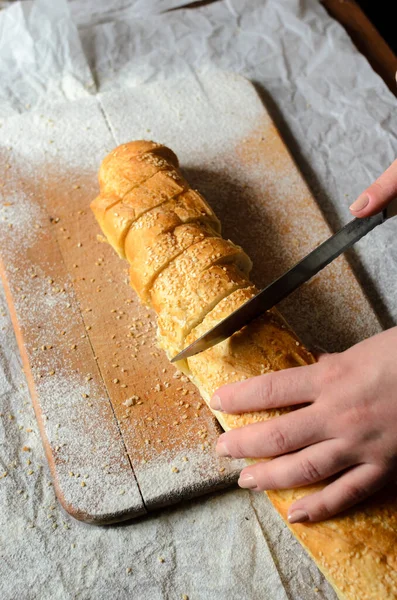 Brot Scheiben Auf Einem Holzbrett — Stockfoto