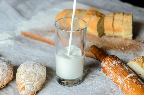 Latte Versato Bicchiere Pane Croissant — Foto Stock
