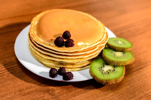 Pancake Lezat Dengan Madu Kiwi Dan Berry — Stok Foto