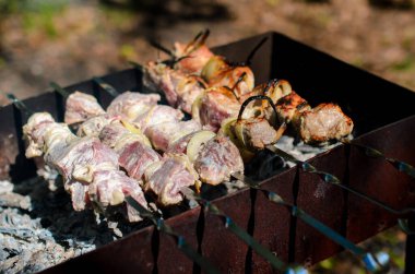 Barbekü doğada yemek.