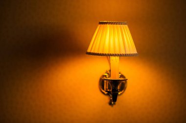 Güzel duvar lambası Ilık bir ışık gölgesi.