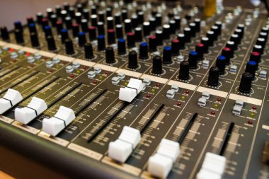 Müzik yönetimi için ses ekipmanı, Ses karıştırıcı.