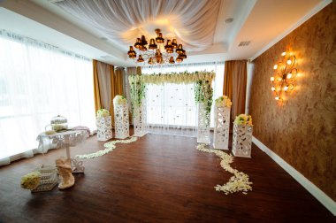 Güzel beyaz düğün Çiçek kemeri