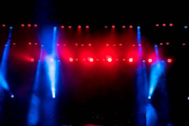 Çok renkli ışıklandırma ekipmanlarıyla ücretsiz sahne.