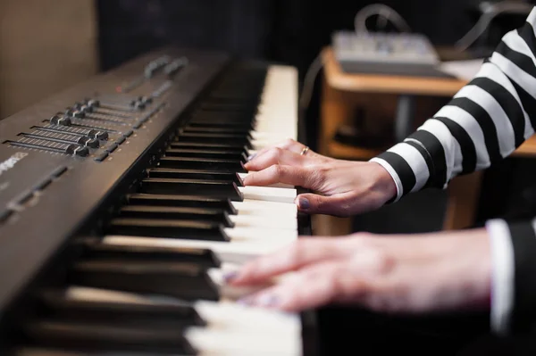 Mãos Música Sintetizador Piano — Fotografia de Stock