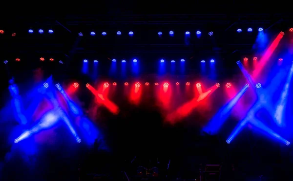 舞台灯光 彩色聚光灯和烟雾 — 图库照片