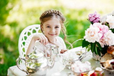 Onu sabah çay içme genç bir Asyalı kadın portresi. Rahat düştü.