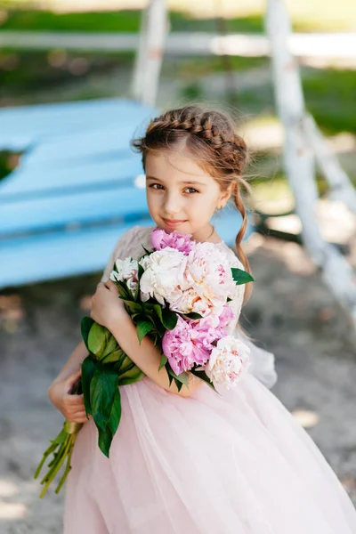 Gyönyörű Fiatal Lány Természetben Egy Csokor Virággal — Stock Fotó