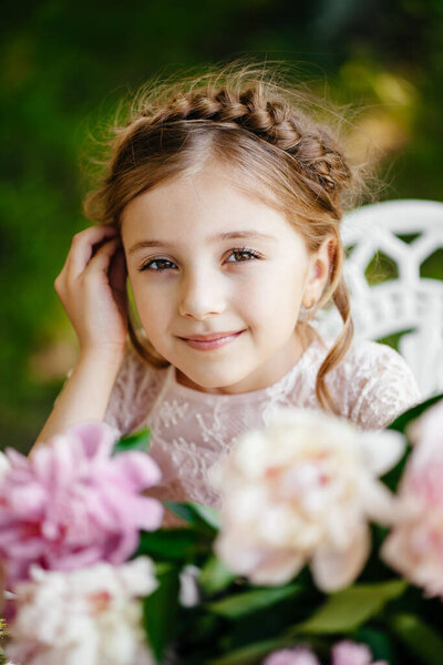 Портрет красивой маленькой девочки на природе.