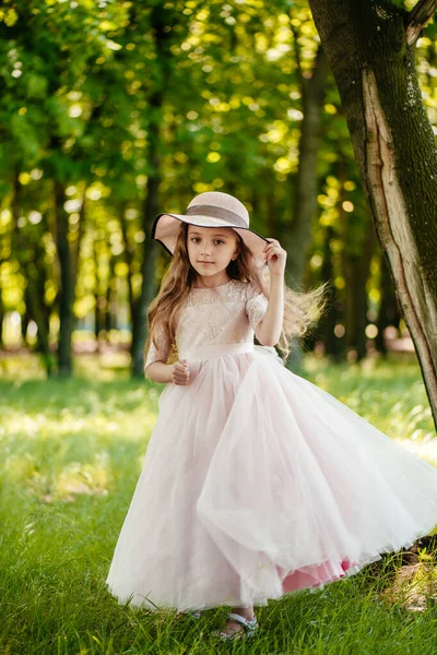Mooi Klein Meisje Met Een Hoed Zittend Het Gras Zomer — Stockfoto