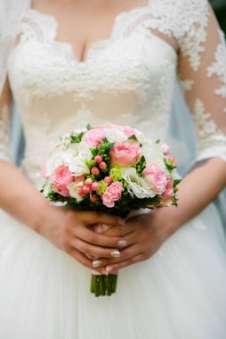 Güzel düğün süsleri ve çiçek kemeri. Şık bir düğün..