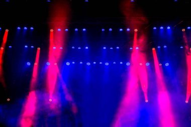 Çok renkli ışıklandırma ekipmanlarıyla ücretsiz sahne.