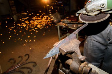 Demirci, bıçak keskinleştirme, kıvılcımlar, metal. Erimiş metalin dövülmesi. Bıçak yapmak. Demirhane.