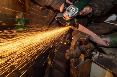 Demirci, bıçak keskinleştirme, kıvılcımlar, metal. Erimiş metalin dövülmesi. Bıçak yapmak. Demirhane.