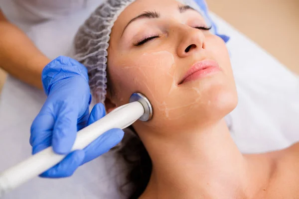 Mujer Recibiendo Ultrasonido Limpieza Piel Salón Belleza —  Fotos de Stock