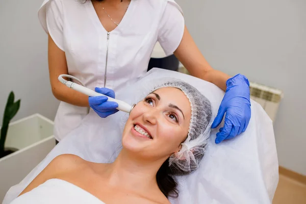 Cuidado Piel Mujer Recibiendo Tratamiento Láser Facial —  Fotos de Stock