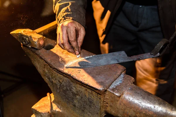 Forgeage Métal Fondu Faire Des Couteaux Atelier Forge — Photo