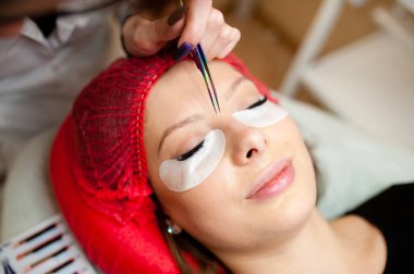 Kirpik uzantıları. Güzellik salonunda.