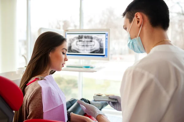 Dentysta Wybiera Kolor Implantów Dentystycznych Dla Pięknej Dziewczyny — Zdjęcie stockowe